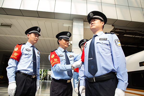 上海鐵警乘警支隊(duì)舉行紅袖標(biāo)佩戴儀式 加強(qiáng)一線(xiàn)執(zhí)勤標(biāo)志管理